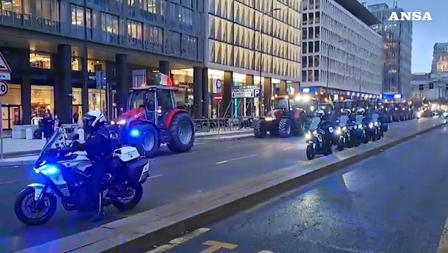 Corteo degli agricoltori, i trattori lasciano Milano