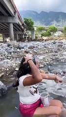 ¡No hay agua en su casa! Joven se baña en el río Santa Catarina