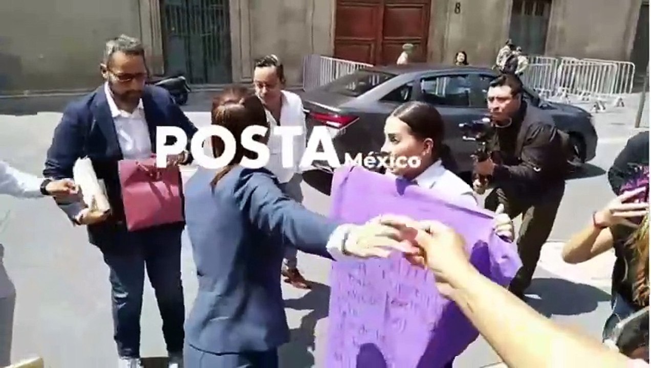 Recibe AMLO a Claudia Sheinbaum con un abrazo en Palacio Nacional