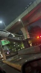 Automovilista intenta bajar puente peatonal en auto en Naucalpan
