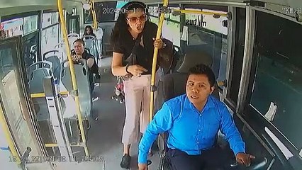 Golpea y reclama pasajera a chofer de camión por conducir mal