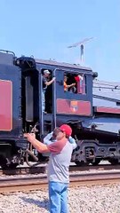 Deja cierre de carril un caos vial en carretera a Colombia en Escobedo