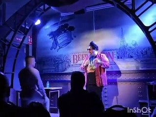 Agreden a comediante tras hacer comentarios contra menor de edad (VIDEO)