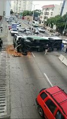 Vuelca autobús de Saeta en Boca del Río, traía latas de cerveza al interior