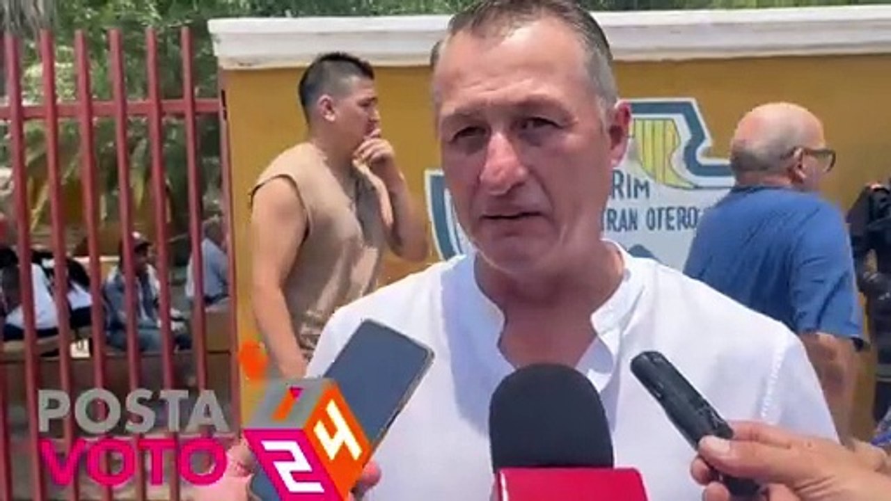 César Valdés acude a votar por la Alcaldía de García