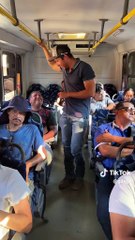 GilQga: el héroe que ofrece transporte gratuito en Apodaca (VIDEO)