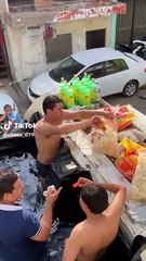 ¿Ola de calor? Jóvenes arman alberca en camión de volteo (VIDEO)
