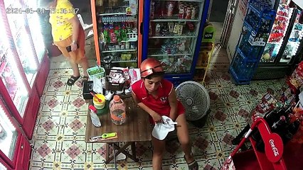 ¡En pleno robo! Captan a pareja de ladrones en una tienda de Progreso