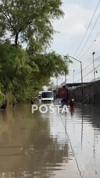 Quedan atrapados en camión por inundación en Apodaca
