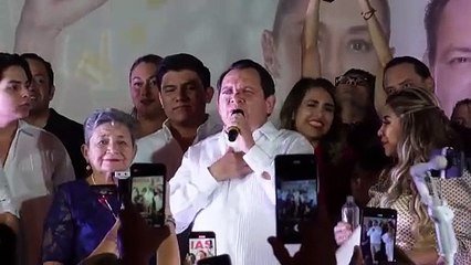 Huacho Díaz Mena festeja la victoria  tras la jornada electoral del 2 de junio