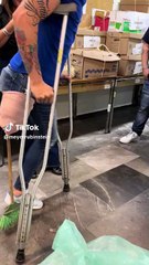 ¡Barre con las patas! Joven sin pierna se amarra escoba y se hace viral (VIDEO)