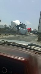 Caos vial por choque entre tráiler y camioneta en el Libramiento Noreste (VIDEO)