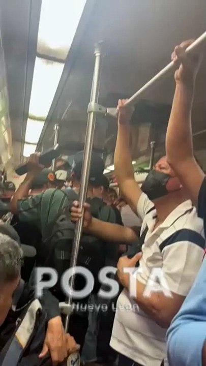 Jóvenes amenizan recorrido en el Metro cantando y bailando