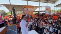Jorge Máynez realiza minuto de silencio por las víctimas de NL, en Colima