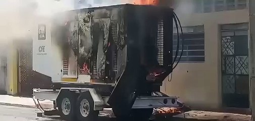 Se quema planta de energía  de la CFE en la colonia Ávila Camacho de Mérida