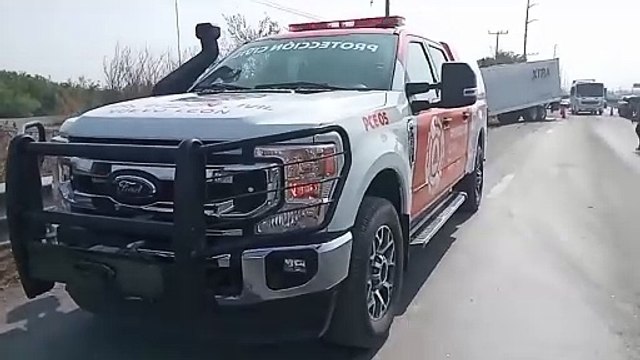 Choca tráiler en Libramiento Noroeste de Escobedo