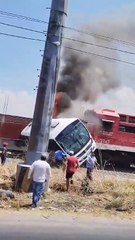 Embiste tren a autobús por querer ganarle el paso (VIDEO)