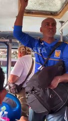 Migrante canta alabanzas en el camión para seguir el sueño americano