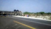 Volcadura de Tractocamión obstruye carretera federal 101 en ambos sentidos