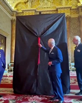 Rey Carlos III: Primer retrato oficial por Jonathan Yeo