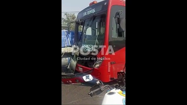 Cuatro lesionados deja choque entre Metrobús y camión de materiales