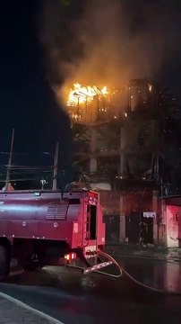 Bomberos combaten incendio de construcción en Iztacalco