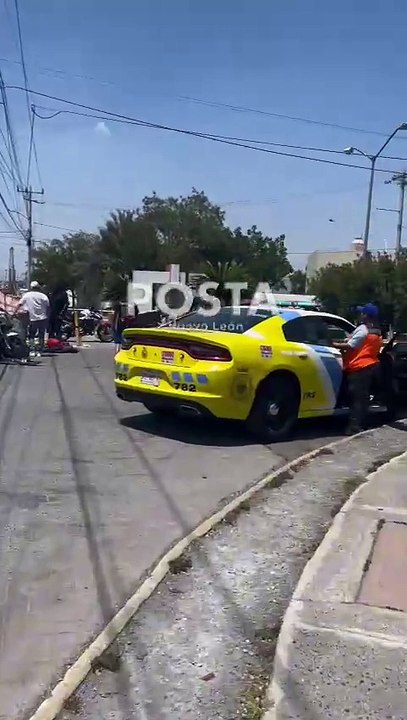 Impacta auto contra motociclista en Monterrey