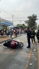 Muere motociclista arrollado por Metrobús, habría invadido carril confinado