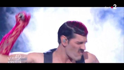 Victoires de la musique : Le long baiser enflammé du chanteur Lucky Love avec un de ses danseurs, en direct sur France 2, divise les réseaux sociaux
