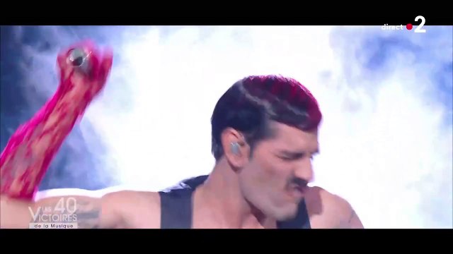 Victoires de la musique : Le long baiser enflammé du chanteur Lucky Love avec un de ses danseurs, en direct sur France 2, divise les réseaux sociaux