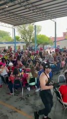 ¿El ratón vaquero o mami soy tu vaquero?, festejan a mamás con strippers