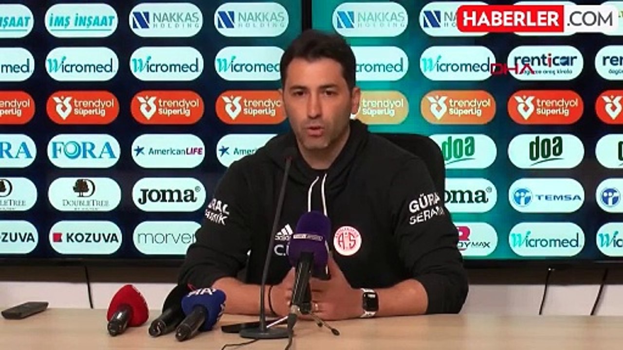 Emre Belözoğlu kırmızı kart gördü