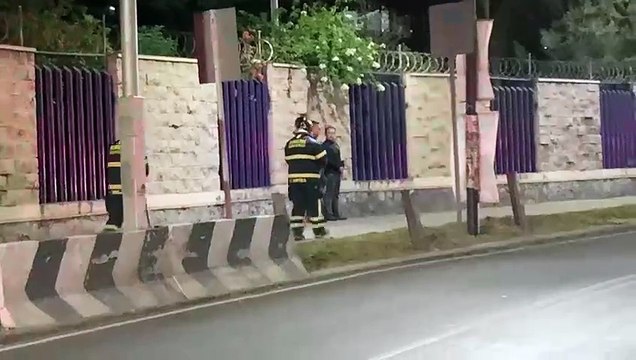 Motociclistas chocan de frente contra Metrobús, muere el conductor