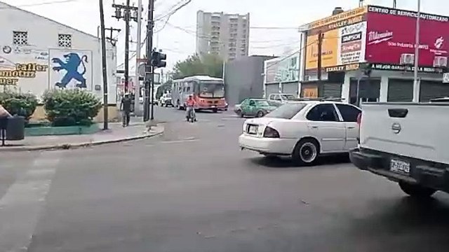 Choque en Monterrey: Dos vehículos impactados sin personas lesionadas