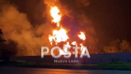 Incendio consume autos tanques cargados con diésel en Cadereyta