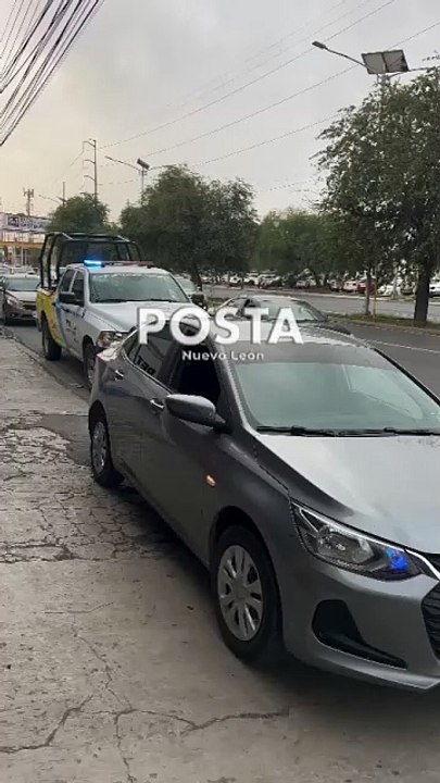 Detienen a hombre en auto con reporte de robo en Monterrey