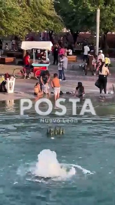 ¡Al agua patos!, niños se dan chapuzón en fuente del Museo de Historia