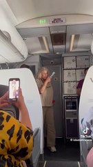 Sí descongelaron a Denisse de Kalafe, canta a mamás en pleno vuelo (VIDEO)