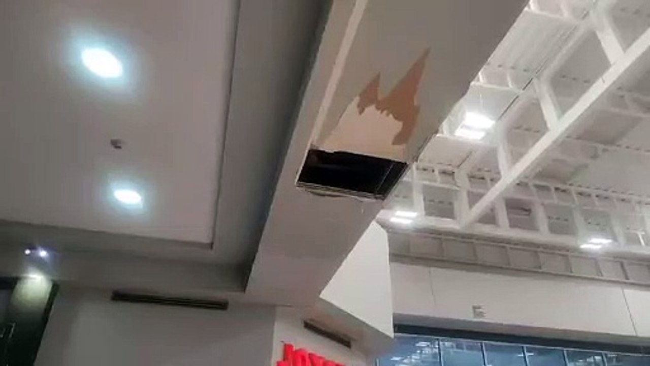 Resultan heridos dos adultos mayores tras caída de loza en Soriana (VIDEO)