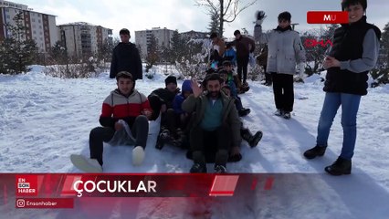 Muş'ta çocuklar, tepsi, leğen ve poşetle kaydı