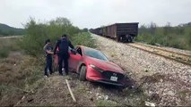 Vehículo se impacta contra ferrocarril en carretera Victoria - Monterrey