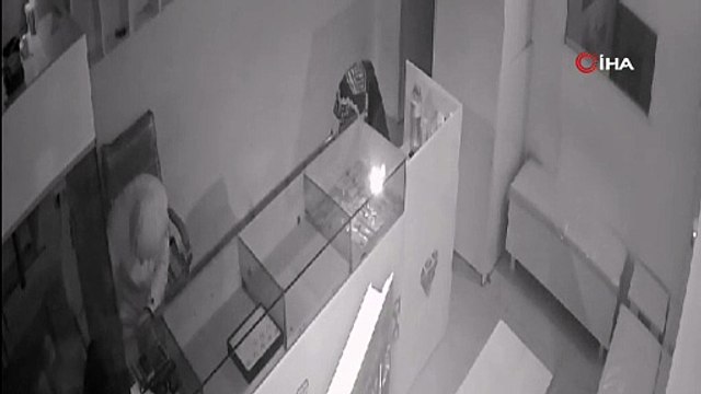 Kuyumcu soyup imitasyon ürün çalan hırsızlar polisten kaçamadı