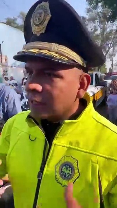 Policías de tránsito regalan juguetes a niños de primaria en Azcapotzalco