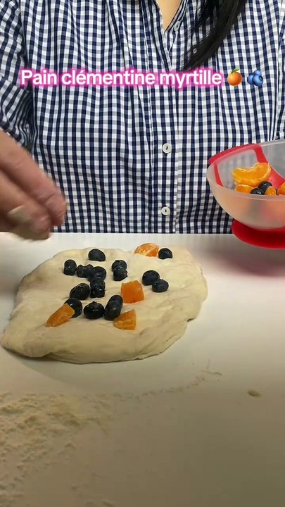 Un pain très moche et les fruits sont restés dans la croûte mais il était très bon ! #levain #sourdough #painaulevain #sourdoughbread