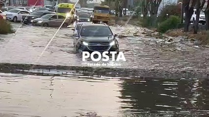 Fuertes lluvias causan encharcamientos en Ecatepec y Naucalpan