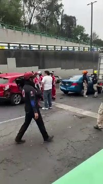 Camioneta se queda sin frenos, arrastra varios vehículos y mata a una persona