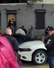 Arresta policía a su hermano gemelo y ambos se ríen (VIDEO)