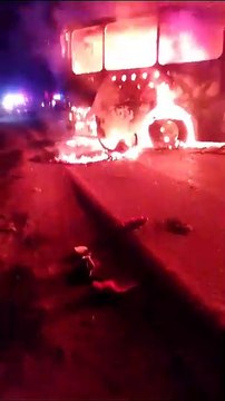 Hombres armados queman varios vehículos en Cárdenas, Tabasco