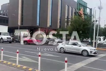 Chocan camión de carga y camioneta frente a Cintermex