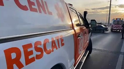 Mujer se impacta contra muro de contención en Santa Catarina y sale ilesa